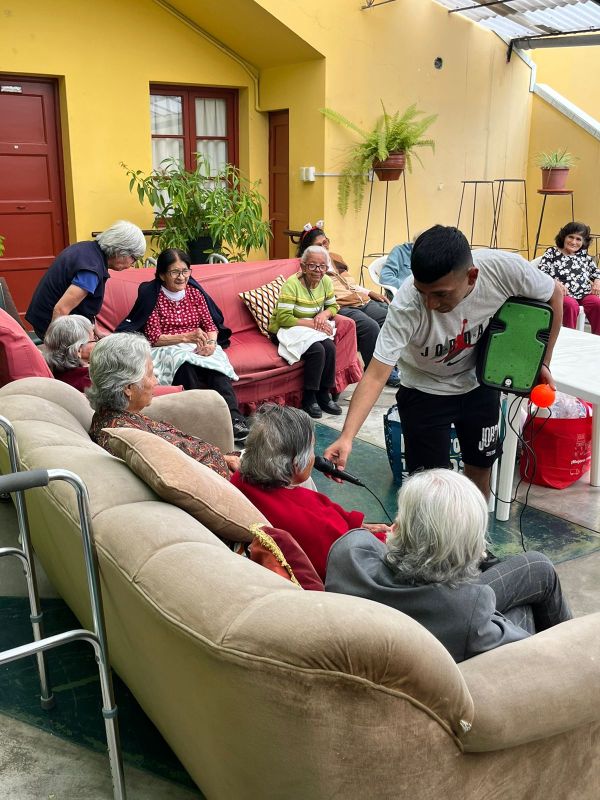 Die Jugendlichen von Runayay engagieren sich auch sozial - hier in einem Altenheim. Die Jugendlichen von Runayay engagieren sich auch sozial - hier in einem Altenheim.